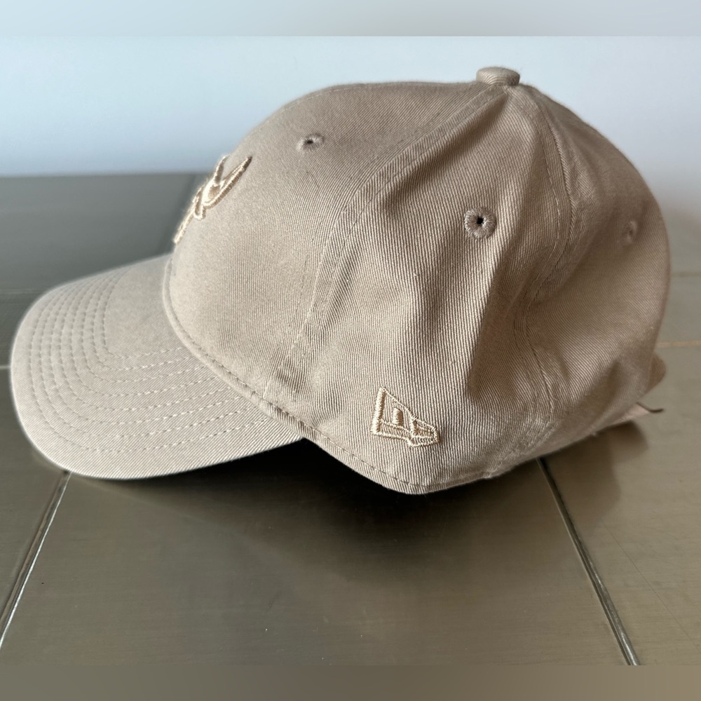 Chicago Bulls Beige Dad Hat New Era 9TWENTY Adjustable Tonal Logo Cap - Picture 3 of 7